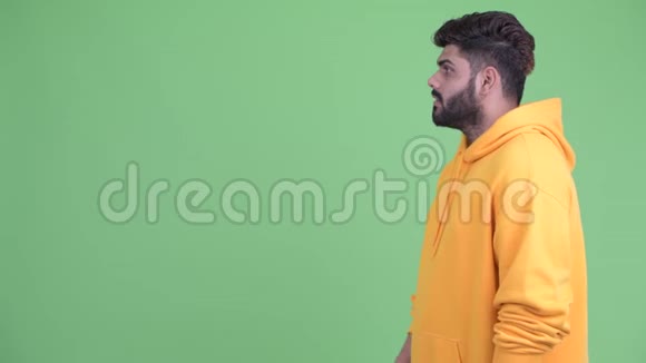 幸福的年轻超重留胡子的印度男人用手指的轮廓视频的预览图