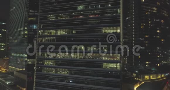 在摩天大楼里夜间工作视频的预览图
