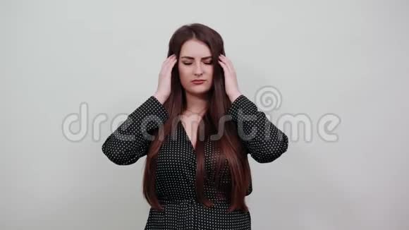 病态的白种人女人手指在头上头痛视频的预览图