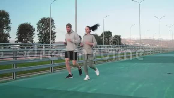 一对进行有氧训练的夫妇在慢跑中跑步视频的预览图