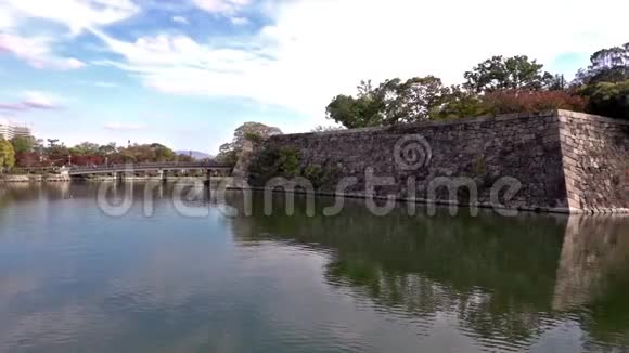 日本大阪大阪城堡护城河沿线游客乘坐旅游船慢动作视频的预览图