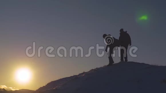 登山队的朋友在山里旅行者从雪山上下来寻找冒险的机会视频的预览图