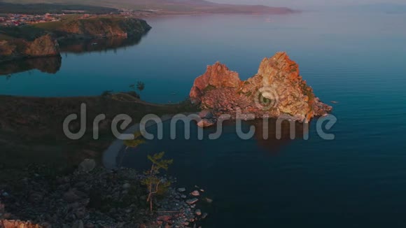 萨曼卡空中射击与四架直升机贝加尔湖夏季黎明视频的预览图