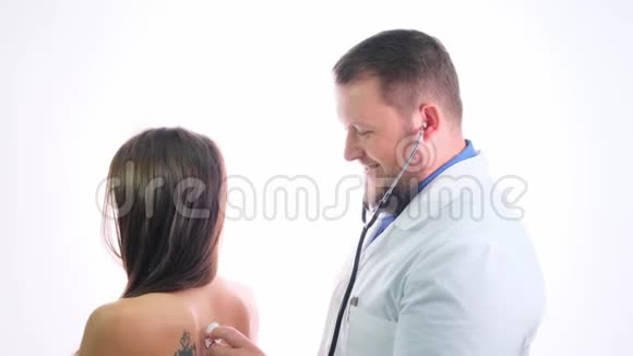 医生在白色背景下通过听诊器倾听女性患者视频的预览图