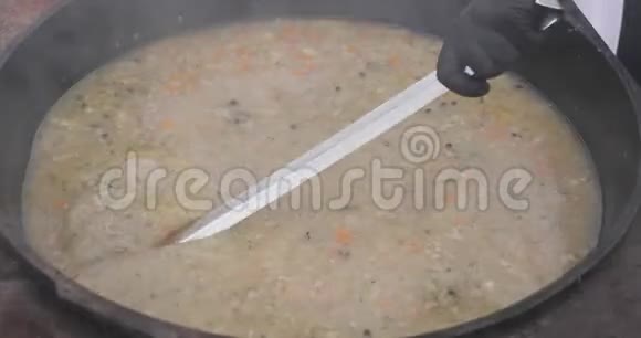 在大锅中用钢包搅拌汤视频的预览图
