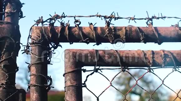 监狱围栏上的铁丝网视频的预览图