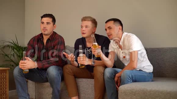在他们的足球队进球后一群朋友开始喝啤酒视频的预览图