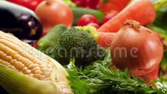 多莉视频的许多新鲜蔬菜躺在桌子上白色背景健康营养概念视频的预览图