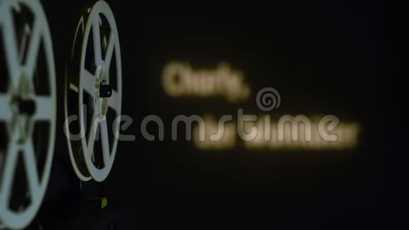 电影放映机播放一部带有暗色调的电影视频的预览图