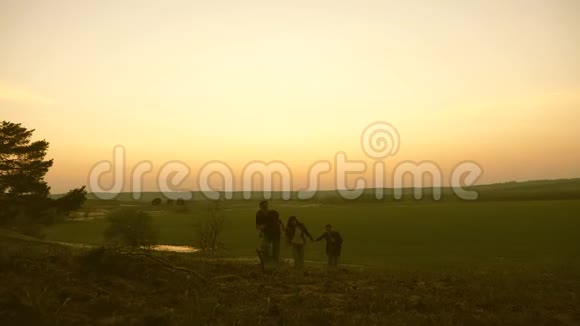 一个女人男人和孩子旅行走在森林里欣赏日落时的风景旅行家带背包旅行视频的预览图