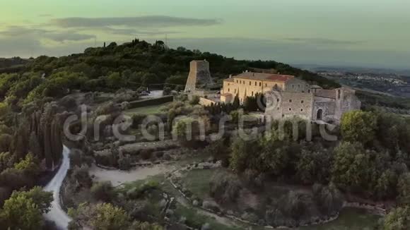 从一架飞行无人驾驶飞机VignoniAlto意大利镇的景色视频的预览图