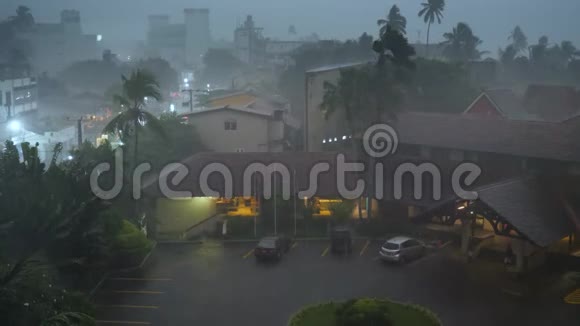 斯里兰卡热带风暴期间强风和大雨的4k镜头视频的预览图