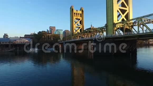 塔桥萨克拉门托河首府加州市中心天际线视频的预览图