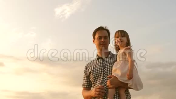小女儿和爸爸正在一片成熟的麦子里玩耍孩子在父亲的怀里小男孩和爸爸视频的预览图