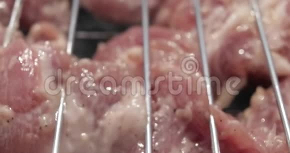 烤架金属格栅上的极端特写红肉放大4k镜头视频的预览图