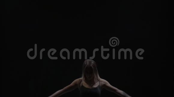 才华横溢的舞者在空中抛撒尘埃粒子慢动作视频的预览图