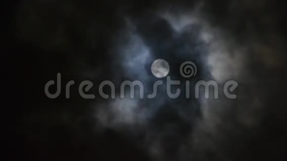 时间流逝月圆在多云的天空夜间飞越云层视频的预览图