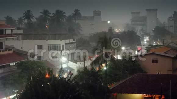 热带岛屿小镇的4K风暴和台风镜头视频的预览图