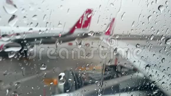 机场雨中雨水滴下车窗的特写4k视频视频的预览图