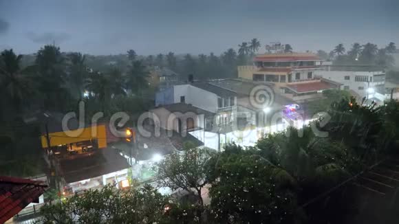 亚洲小镇上空的4K暴雨和热带风暴镜头视频的预览图