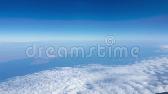4k飞机飞越海洋和覆盖云层的陆地视频视频的预览图