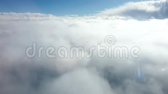 阳光明媚的一天飞机在云层上方飞行4k视频视频的预览图