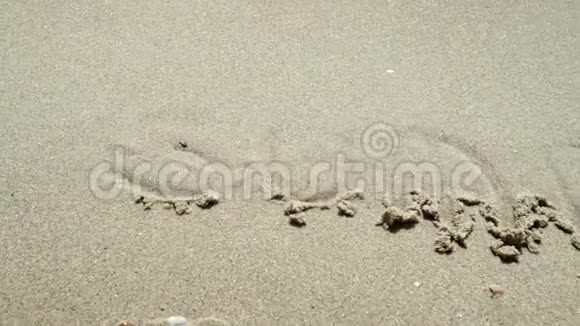 影子传递的文字夏天写在沙滩上视频的预览图