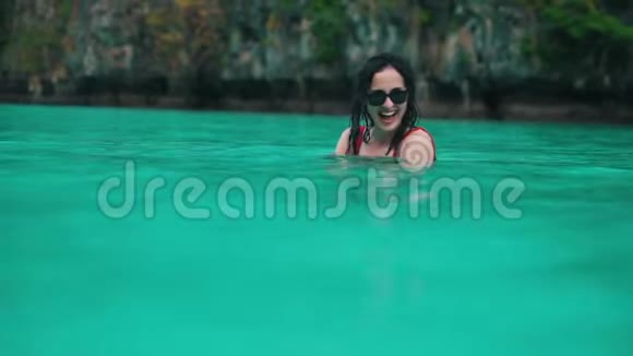 女孩在绿松石水里玩得很开心视频的预览图