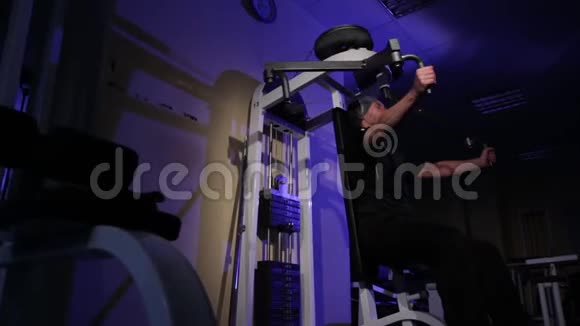 一个年轻人正在模拟器上做胸部肌肉的运动视频的预览图