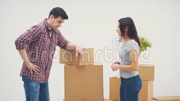 夫妻俩要搬进新公寓了他们吵架了男人朝那个女人扔盒子视频的预览图