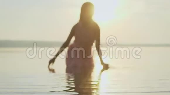 黎明阳光下的女孩在怀特跳舞日落海滩上的年轻苗条美丽的女人嬉戏跳舞视频的预览图