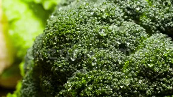 特写慢动作视频雨水从新鲜的绿色花椰菜在花园中流动健康营养概念视频的预览图