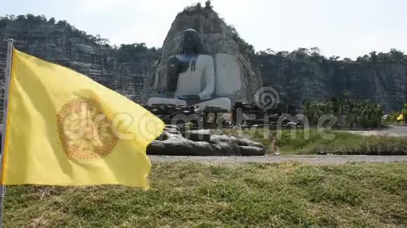 大佛在泰国苏芬布里的石崖上雕刻视频的预览图