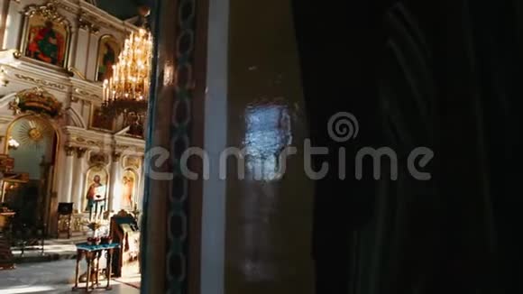 天主教堂内的全景显示天花板视频的预览图