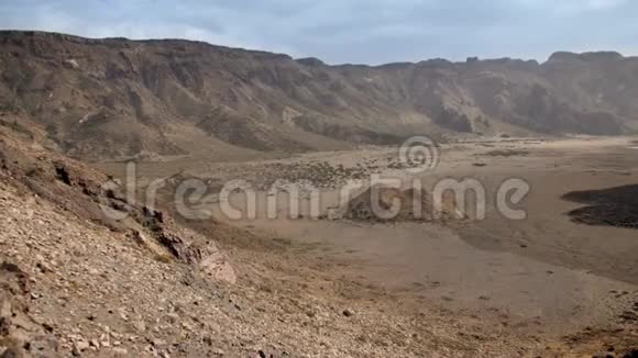 在炎热的晴天有高高的悬崖山脉和沙漠的火山景观全景靠近火山的山谷视频的预览图
