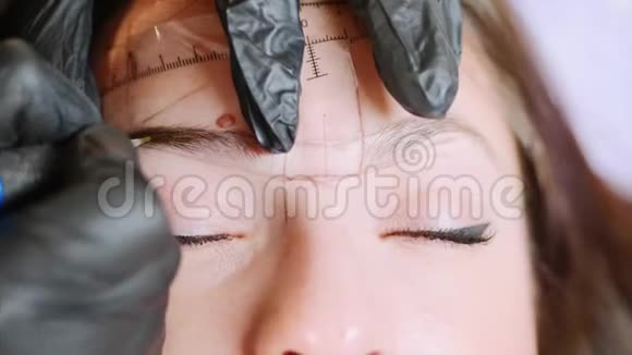 美容师在一个女人的眉毛上做化妆特写视频的预览图