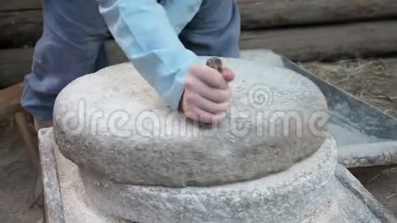 古曲恩石手磨带纹那人用磨石把谷物磨成面粉男子视频的预览图
