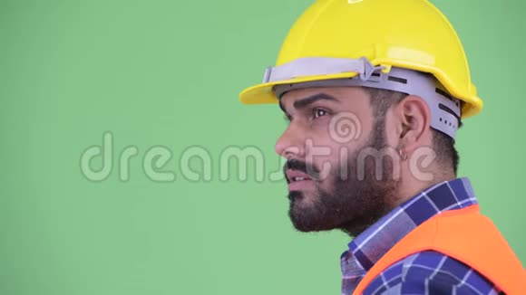 幸福年轻超重留胡子的印度男性建筑工人的特写镜头视频的预览图