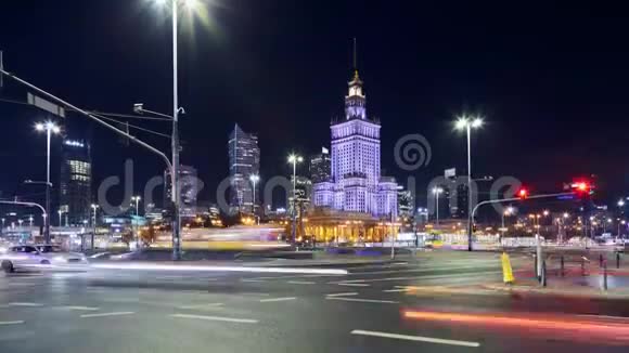 波兰华沙一条繁忙的十字路口的夜间时间视频的预览图