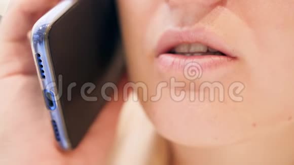 特写4k视频的女性嘴唇移动时通过电话交谈一位认真谈话的女人视频的预览图