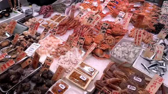 日本京都的Nishiki市场上有各种海鲜的桌子视频的预览图