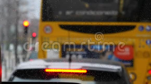 乘客在巴士挡风玻璃上看到雨水滴视频的预览图
