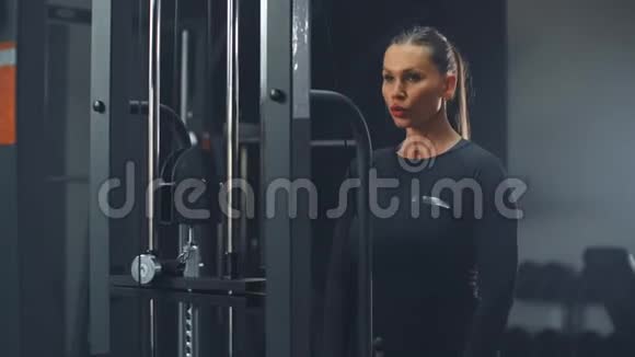 那个女孩在健身房里肱三头肌视频的预览图