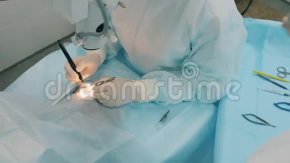 一位外科医生对病人的眼睛做手术视频的预览图