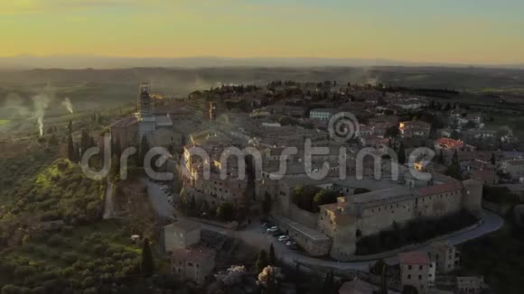 从一架飞行无人机看到意大利小镇皮恩扎意大利视频的预览图