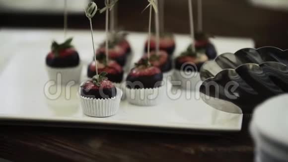 加草莓的蛋糕视频的预览图