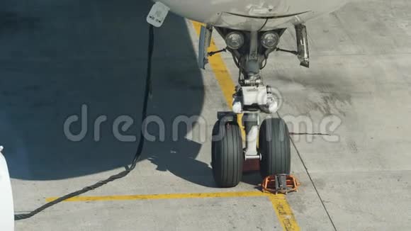 4k飞机在机场登机时准备飞行录像视频的预览图