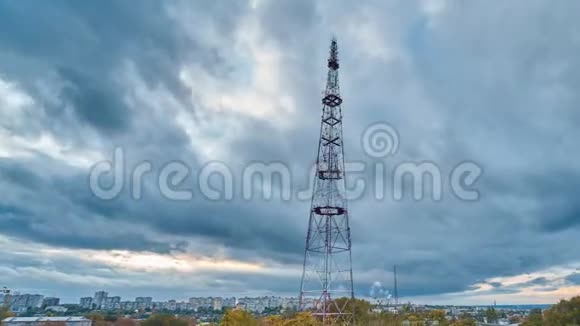 史诗云景时间流逝秋天的城市景观与戏剧性的云摩天大楼和无线电塔视频的预览图