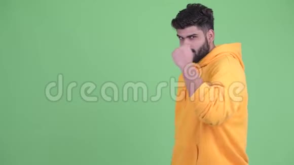 快乐的年轻体重超重留着胡须的印度男人拍着手指露出一些东西视频的预览图