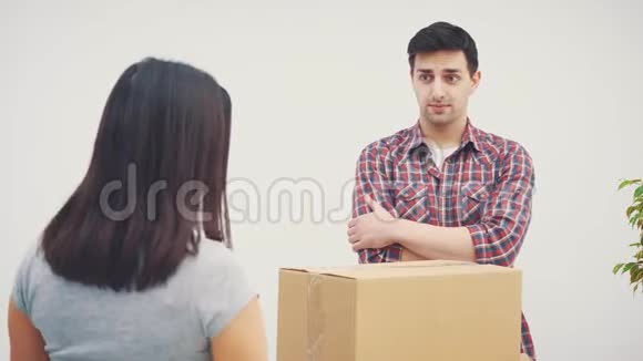 夫妻俩要搬进新公寓了女人对那个男人大喊大叫因为他把大纸板箱放错地方了视频的预览图